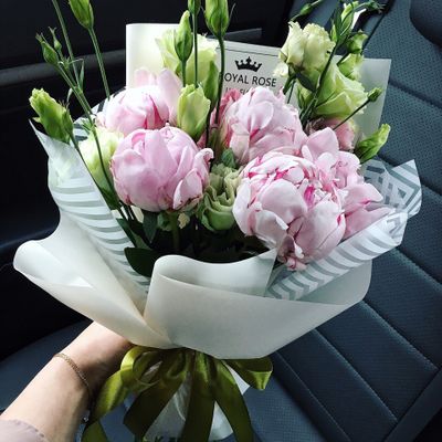 5 Пионов и эустомы в матовом оформлении