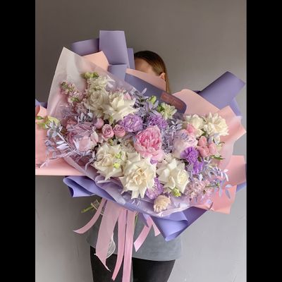 Бело-розовый букет в стильной матовой упаковке