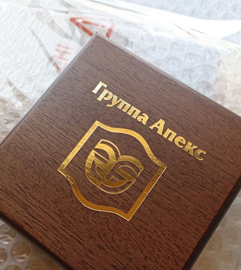 Красное дерево, беспоровое покрытие для тиснения.