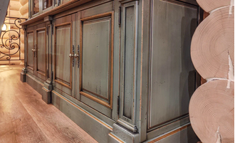 Библиотека модульная закрытая, с лестницей.