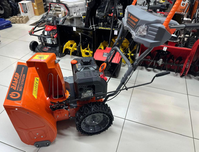 Снегоуборщик АЛЬКОР МСБ-7,0/610/520Ф очищает снег эффективно.