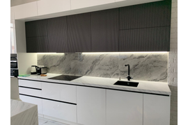 Кухня белый глянец с антресолью и островом