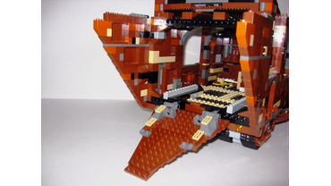 Носовая Часть Корпуса Вездехода «раскрыта», а  его Передняя Аппарель «откинута» (LEGO # 10144).