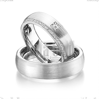 Обручальные кольца из белого золота с дорожкой бриллиантов и одним крупным в женском кольце широкие