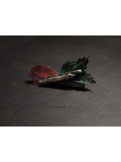 Готическая брошь с лепестками розы "Воспоминание о былых временах"