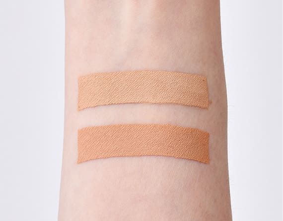 Свотчи консилера на коже