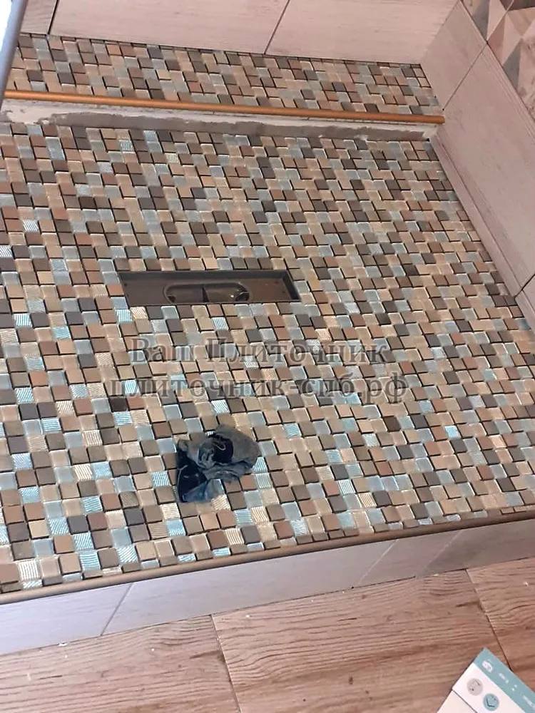 Укладка мозаики в душевой поддон с разуклонкой