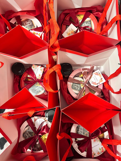 шляпная коробка со сладостями