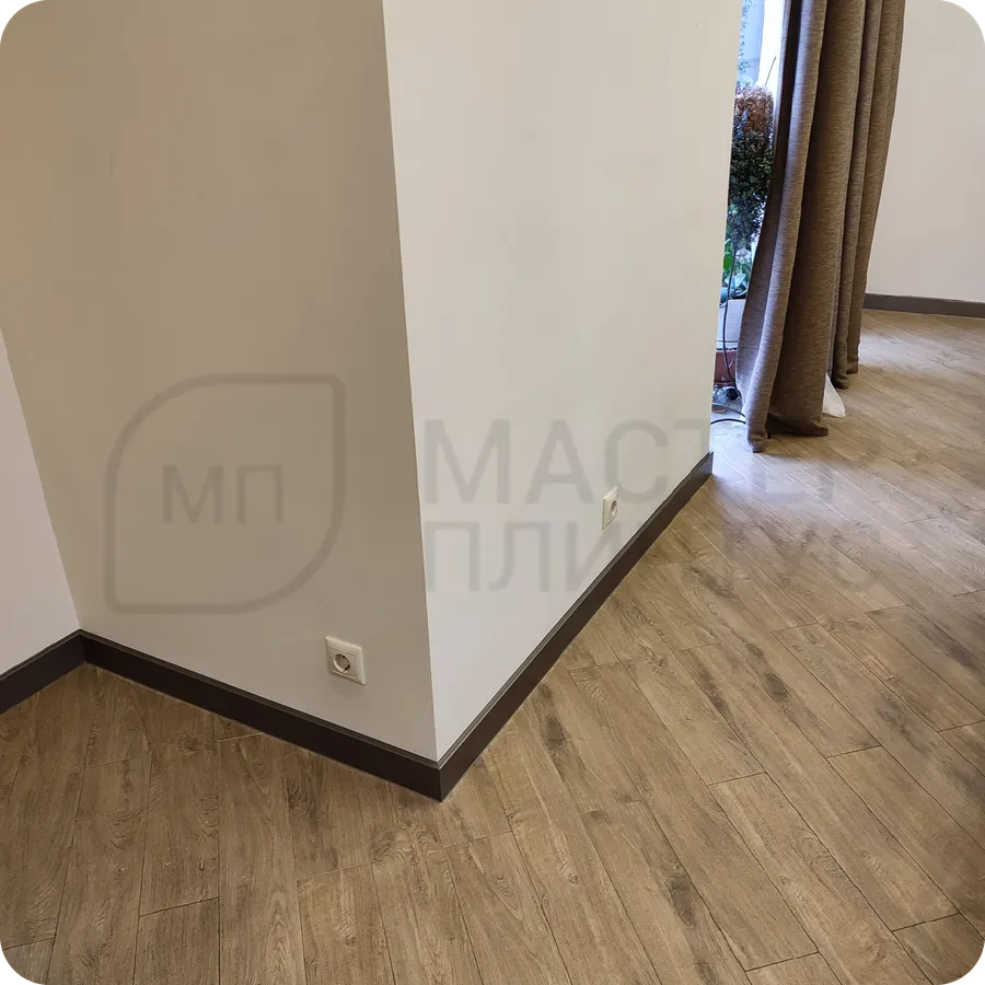 Бронзовое совершенство: установка 80-миллиметрового плинтуса с бронзовым покрытием - воплощение классического дизайна с современным исполнением.