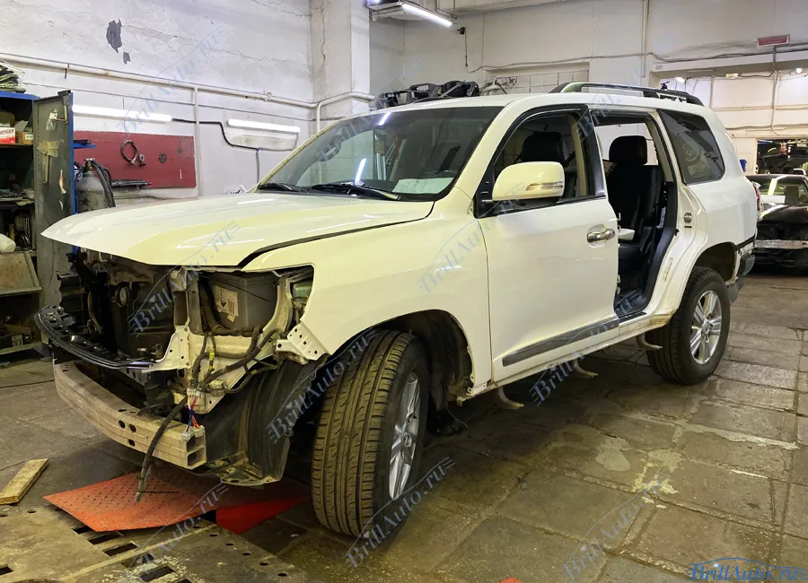 Рестайлинг Land Cruiser 200 из 2011 в 2021 год (классика, темные фары)