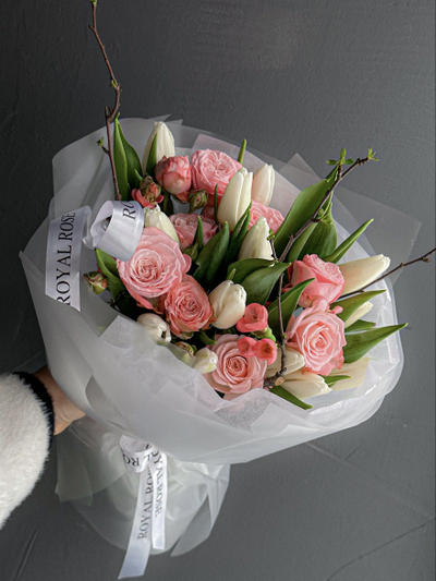 Букет «SPRING PEONY ROSE» из пион-ых роз и тюльпанов