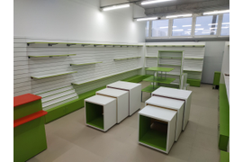 Магазин канцелярских товаров в ТЦ Лимон. ЛДСП Гринери, Чили, Солнечный, производителя Ламарти. Эконом панели белые, Abbot.