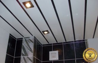 Потолок из ПВХ панелей в туалете