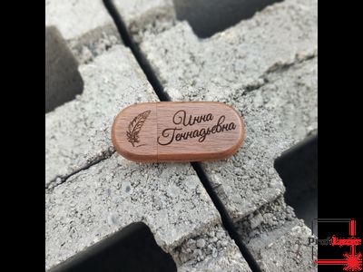 Именная флешка с гравировкой в футляре