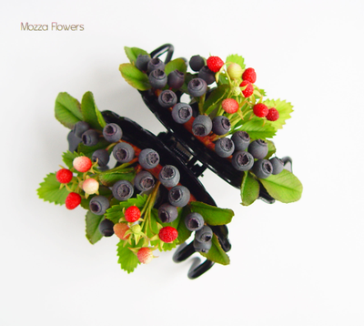 Заколка - краб с черникой и земляникой.