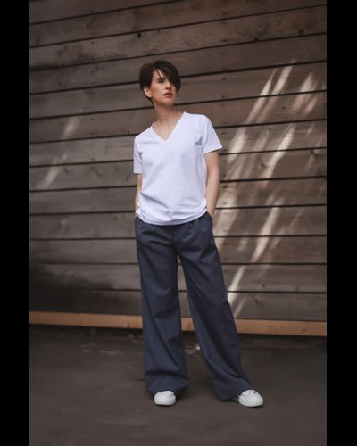 Футболка женская прямого кроя с V-образным вырезом (белый)