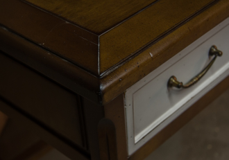 Письменный стол в комбинированных цветах с 3 ящиками.