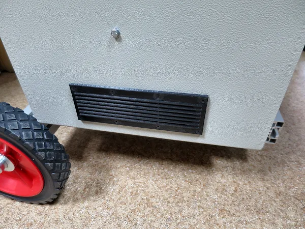 Вентиляционная решетка мобильного источника питания