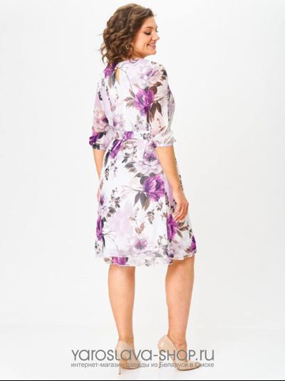 Шифоновое платье А-силуэта с цветочным принтом на белом фоне