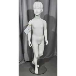 Современный детский манекен в полный рост для стильных витрин