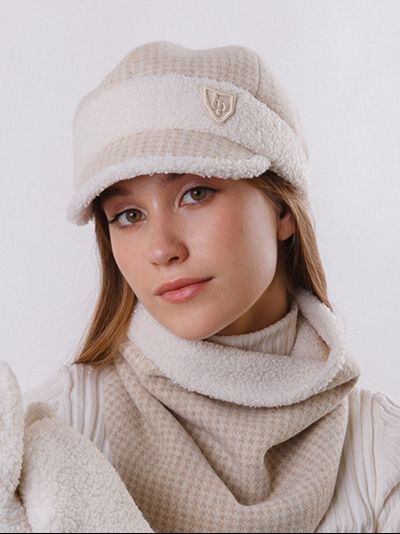 Зимняя женская кепка с козырьком