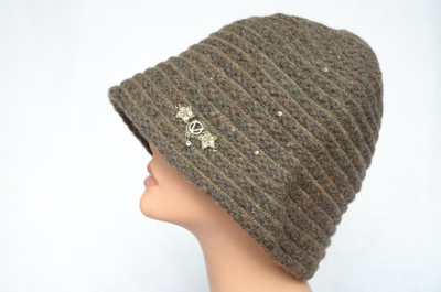Коричневая вязаная зимняя шляпа клош Италия фото