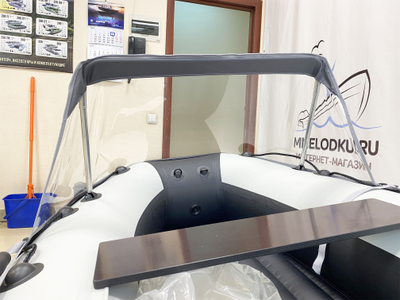 Тент носовой прозрачный Ривьера Компакт 3200 вид из лодки