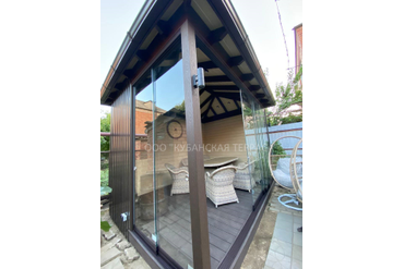 Беседка из ДПК, с безрамным остеклением и мягкой кровлей