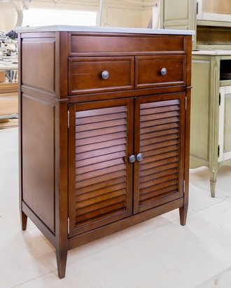 Тумба под раковину с жалюзийными дверьми.