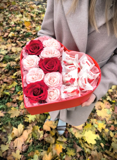 Композиция с конфетами в коробке "Сердце"