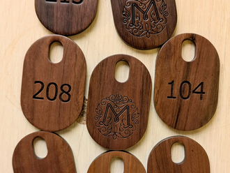 Гардеробные номерки из ореха. Подготовка макета, изготовление.