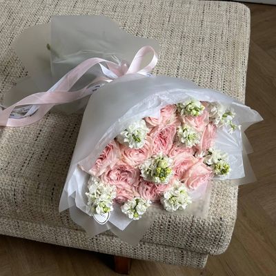 БУКЕТ МИКС ПИОНОВИДНЫХ РОЗ И МАТТИОЛЫ