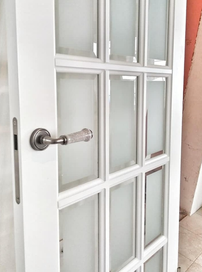 ЙОШКАР-ОЛА. МАССИВ СОСНЫ. КЛАССИКА (АНГЛИЙСКАЯ РЕШЕТКА)  ЭМАЛЬ БЕЛАЯ, ПОЛОТНО ОСТЕКЛЕННОЕ (ФАЛЬШФАЦЕТ)