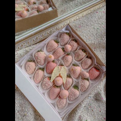 Клубника с голубикой в шоколаде