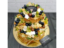 Оригинальный торт из сыров и других закусок