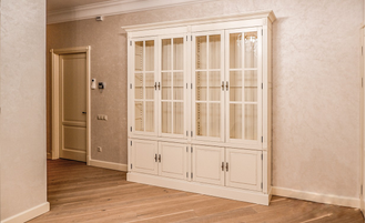 Библиотека двухсекционная со стеклянными дверьми.