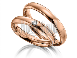 Классические обручальные кольца бублики из красного золота с бриллиантом в женском кольце