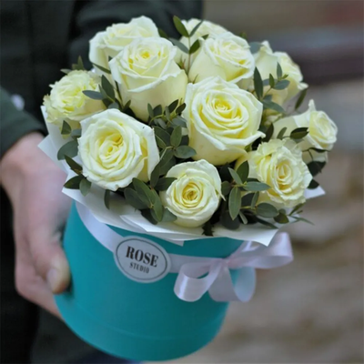 11 розовых роз в шляпной коробке