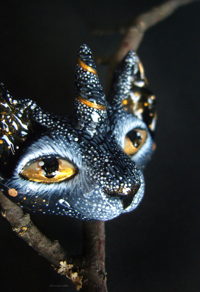 "Зверёк с восхода", волшебная брошь с котом-единорогом