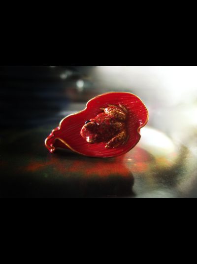 Кольцо с лягушкой на лепестке Червонной Муравы