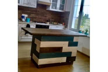 Кухонный островок из лиственницы.spilcenter.com