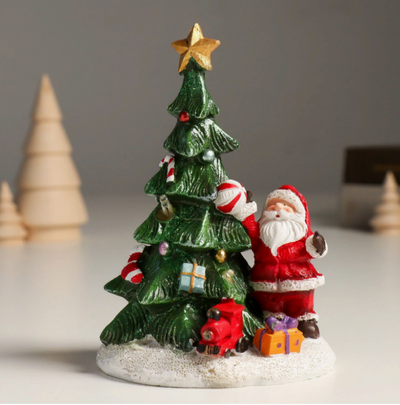 Новогодний сувенир с подсветкой "Дед Мороз у нарядной ёлочки" 11х9,5х14,5 см