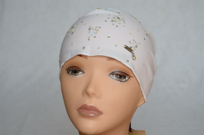 Летняя белая шапка из хлопка с украшениями фото