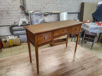 Письменный стол с декором и 3 выдвижными ящиками.