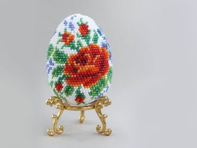 Яйцо "Красные розы на белом" Набор для вязания крючком с бисером от Ирины Рудевич