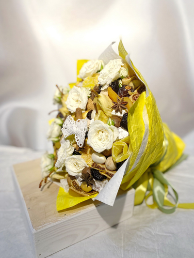 Нежный и солнечный букет из сухофруктов