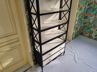 Стеллаж высокий с двумя ящиками на резных ножках.