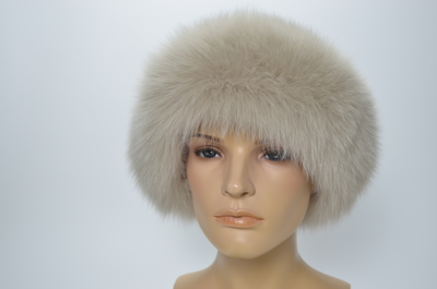 Вязаная шапка с песцовой отделкой для женщин