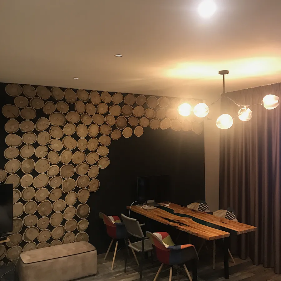 Оформление стены спилами акации, частный интерьер, г.Екатеринбург. Работа spilcenter.com