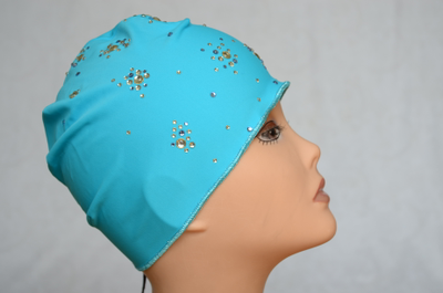 Голубая женская шапка с украшениями фото